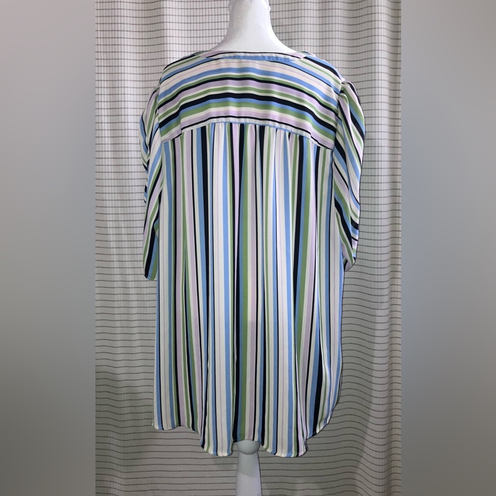 Torrid Harper Georgette Ruched Short
Sleeve Blouse size 4 - Picture 9 of 15